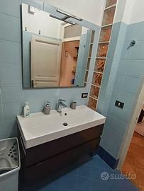 Mobile bagno sospeso con lavello e specchio