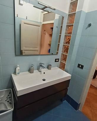 Mobile bagno sospeso con lavello e specchio