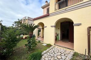 Villa bifamiliare con giardino e posto auto