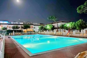 Baia domizia sud, piscina, sul mare
