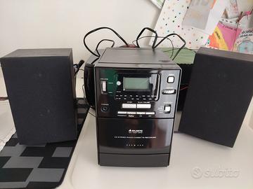 piccola radio con lettore CD e  cassette  stereo
