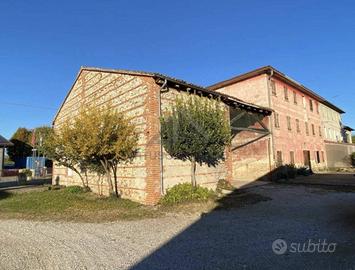 Rustico / Casale di 685 m² con più di 5 locali a A