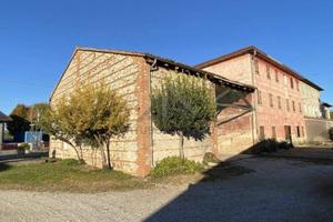 Rustico / Casale di 685 m² con più di 5 locali a A