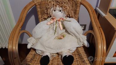 Bambola in stoffa fatta a mano