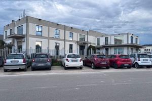 PE 143 Locale commerciale  con magazzino