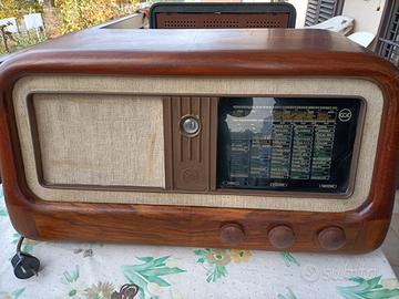 Radio d’epoca, orologi, dischi, jukebox e riviste