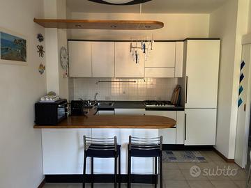 Cucina angolare in laminato bianco panna e bancone