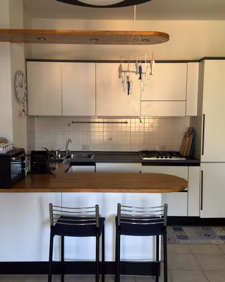Cucina angolare in laminato bianco panna e bancone