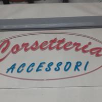 Insegne luminose per negozio in Plexiglass