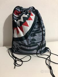 Zaino a sacco  adatto per scuola e tempo libero.