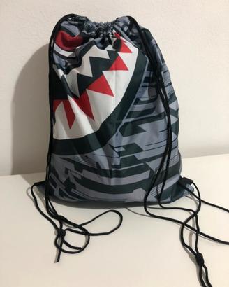 Zaino a sacco  adatto per scuola e tempo libero.