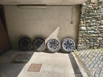 4 Cerchi in lega con gomme invernali