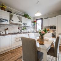 Ampia villetta con giardino e spazi luminosi