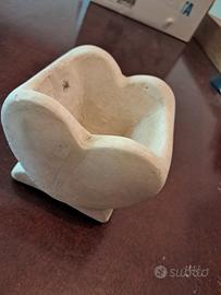 Vasetto in pietra calcarea, a forma di cuore