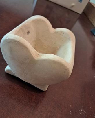 Vasetto in pietra calcarea, a forma di cuore