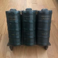 Bottiglie di Cinzano vuote a forma di libro