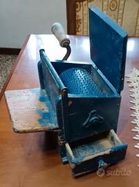 grattugia antica in legno 