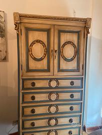 Mobile settimino con ante e cassetti decorati 