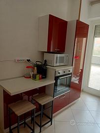 cucina con lavastoviglie 
