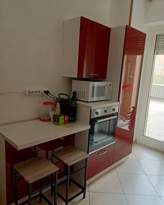 cucina con lavastoviglie 
