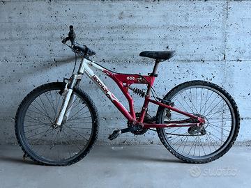 Mountain bike da bambino Decathlon da riparare