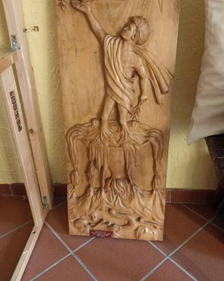 Tavola in legno scolpita