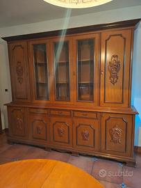 Mobile da sala vintage in legno con vetrina