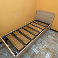 Letto con doghe in legno