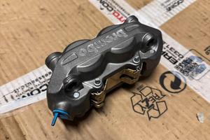 Pinza Brembo anteriore DX con pastiglie