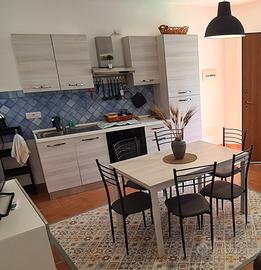 Cucina, tavolo e sedie