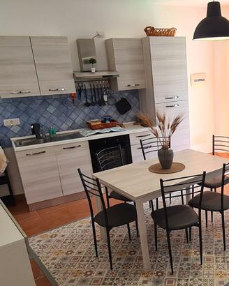 Cucina, tavolo e sedie