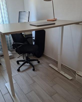 Scrivania IKEA ad altezza regolabile