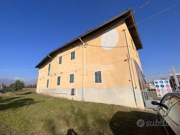 CASCINALE LIBERO SU QUATTRO LATI A SANDIGLIANO!