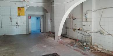 Via Artiglieria. Locale commerciale di 90 mq