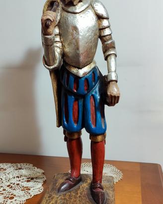 Figura di conquistatore in legno 