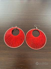 Orecchini rotondi filo intrecciato e perline rossi