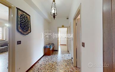 AMPIO TRE LOCALI IN CONTESTO BEN TENUTO