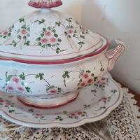 zuppiera in maiolica  con coperchio e piatto sotto