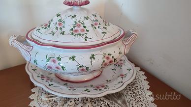 zuppiera in maiolica  con coperchio e piatto sotto