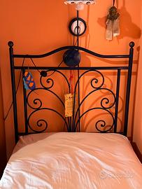 Letto in ferro battuto e comodo materasso