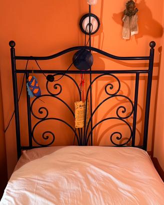 Letto in ferro battuto e comodo materasso