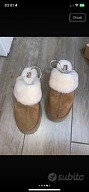Sabot UGG Funkette con zeppa e pelo morbido