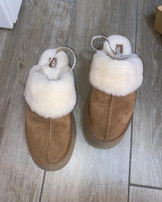 Sabot UGG Funkette con zeppa e pelo morbido