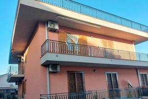 Aci trezza: ampio 3 vani con p.auto (a reddito)