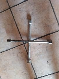 Chiave per dadi cerchi gomme 