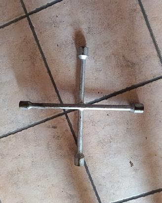 Chiave per dadi cerchi gomme 
