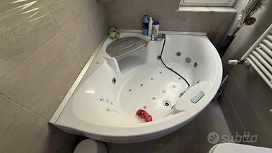 Dono vasca idromassaggio Novellini triangolare