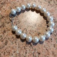 bracciale bianco perlato con gancio 