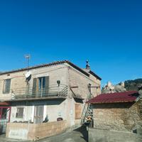 Casa in pietra di antica costruzione