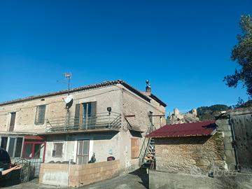 Casa in pietra di antica costruzione